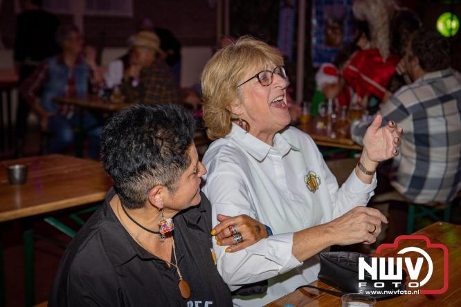 Jodel Thilly zorgde voor de nodige decibels tijdens het oktoberfeest in buurthuis Oostendorp. - © NWVFoto.nl