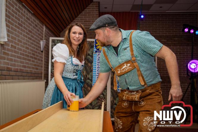 Jodel Thilly zorgde voor de nodige decibels tijdens het oktoberfeest in buurthuis Oostendorp. - © NWVFoto.nl