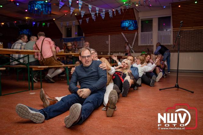 Jodel Thilly zorgde voor de nodige decibels tijdens het oktoberfeest in buurthuis Oostendorp. - © NWVFoto.nl