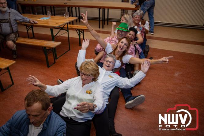 Jodel Thilly zorgde voor de nodige decibels tijdens het oktoberfeest in buurthuis Oostendorp. - © NWVFoto.nl