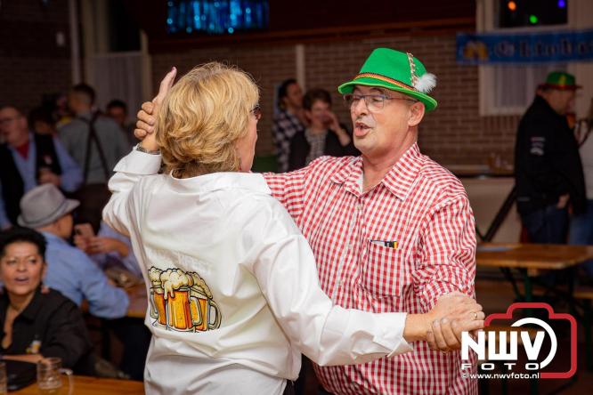Jodel Thilly zorgde voor de nodige decibels tijdens het oktoberfeest in buurthuis Oostendorp. - © NWVFoto.nl