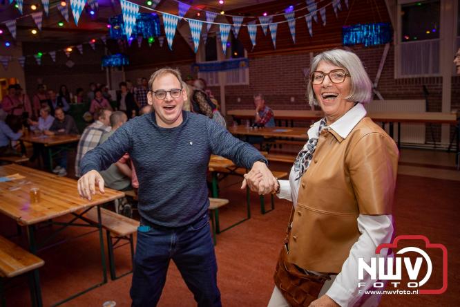 Jodel Thilly zorgde voor de nodige decibels tijdens het oktoberfeest in buurthuis Oostendorp. - © NWVFoto.nl