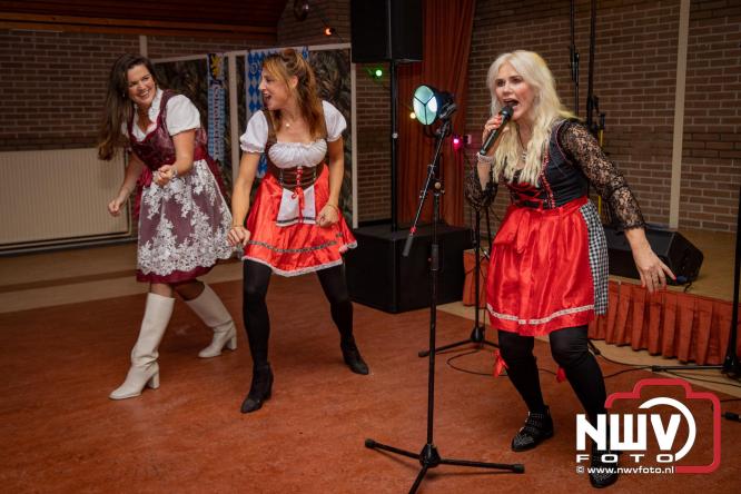 Jodel Thilly zorgde voor de nodige decibels tijdens het oktoberfeest in buurthuis Oostendorp. - © NWVFoto.nl