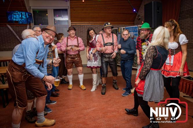Jodel Thilly zorgde voor de nodige decibels tijdens het oktoberfeest in buurthuis Oostendorp. - © NWVFoto.nl