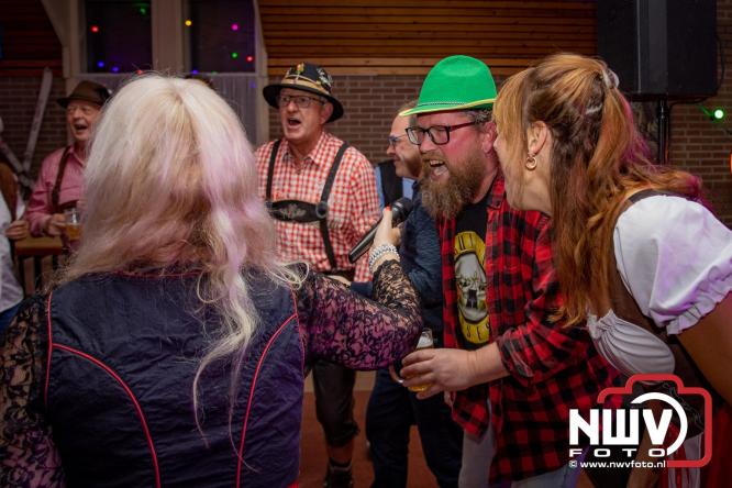 Jodel Thilly zorgde voor de nodige decibels tijdens het oktoberfeest in buurthuis Oostendorp. - © NWVFoto.nl