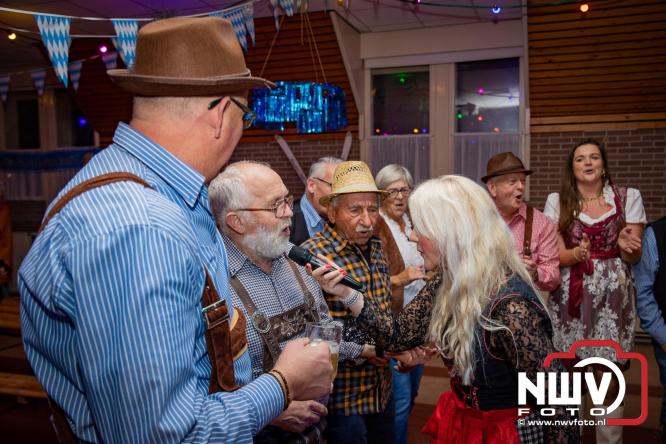 Jodel Thilly zorgde voor de nodige decibels tijdens het oktoberfeest in buurthuis Oostendorp. - © NWVFoto.nl