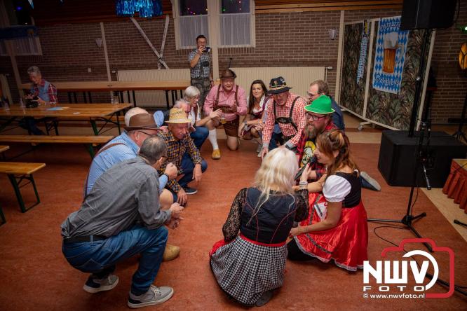 Jodel Thilly zorgde voor de nodige decibels tijdens het oktoberfeest in buurthuis Oostendorp. - © NWVFoto.nl