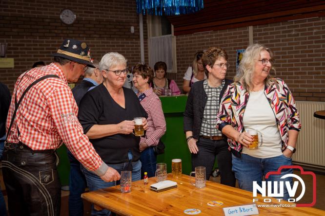 Jodel Thilly zorgde voor de nodige decibels tijdens het oktoberfeest in buurthuis Oostendorp. - © NWVFoto.nl