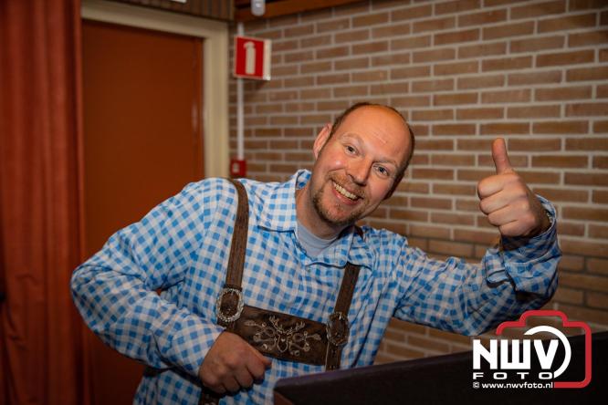 Jodel Thilly zorgde voor de nodige decibels tijdens het oktoberfeest in buurthuis Oostendorp. - © NWVFoto.nl