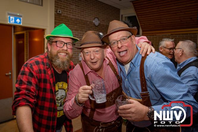 Jodel Thilly zorgde voor de nodige decibels tijdens het oktoberfeest in buurthuis Oostendorp. - © NWVFoto.nl