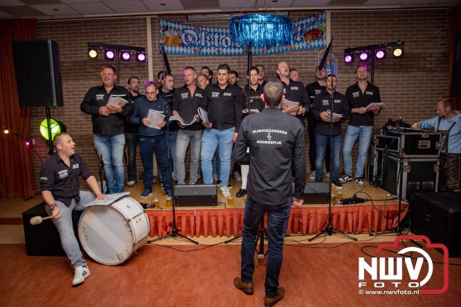 Jodel Thilly zorgde voor de nodige decibels tijdens het oktoberfeest in buurthuis Oostendorp. - © NWVFoto.nl
