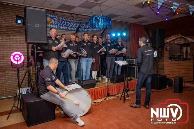 Jodel Thilly zorgde voor de nodige decibels tijdens het oktoberfeest in buurthuis Oostendorp. - © NWVFoto.nl