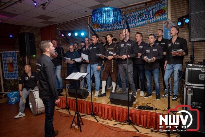 Jodel Thilly zorgde voor de nodige decibels tijdens het oktoberfeest in buurthuis Oostendorp. - © NWVFoto.nl