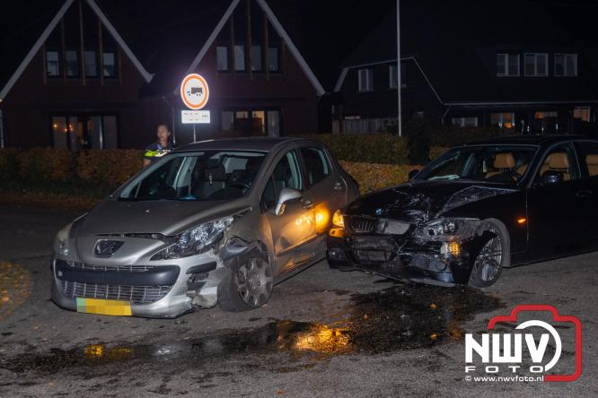 Botsing op de Hoge Enk: bestuurder nagekeken door ambulancepersoneel - © NWVFoto.nl