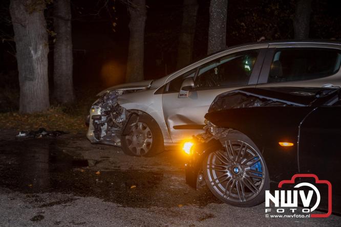 Botsing op de Hoge Enk: bestuurder nagekeken door ambulancepersoneel - © NWVFoto.nl
