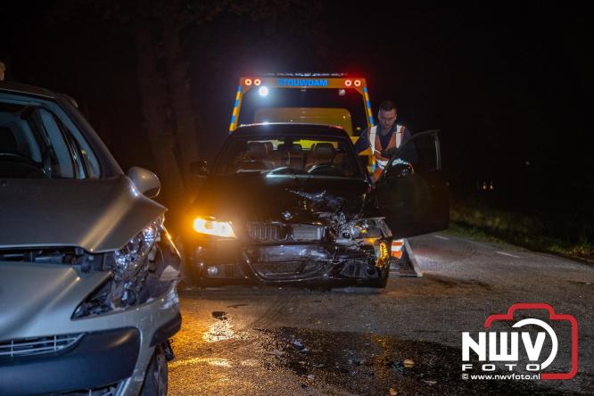 Botsing op de Hoge Enk: bestuurder nagekeken door ambulancepersoneel - © NWVFoto.nl