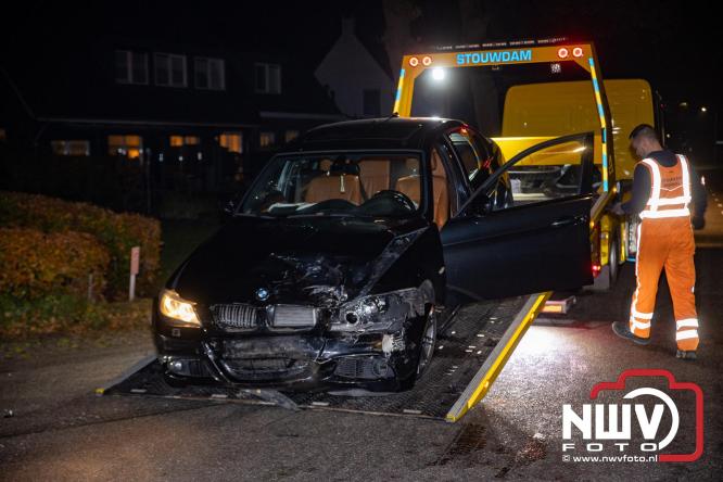 Botsing op de Hoge Enk: bestuurder nagekeken door ambulancepersoneel - © NWVFoto.nl