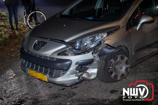 Botsing op de Hoge Enk: bestuurder nagekeken door ambulancepersoneel - © NWVFoto.nl