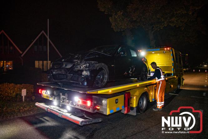 Botsing op de Hoge Enk: bestuurder nagekeken door ambulancepersoneel - © NWVFoto.nl