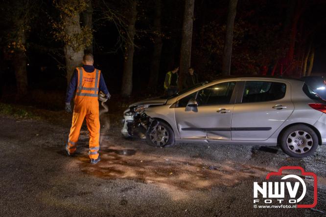 Botsing op de Hoge Enk: bestuurder nagekeken door ambulancepersoneel - © NWVFoto.nl