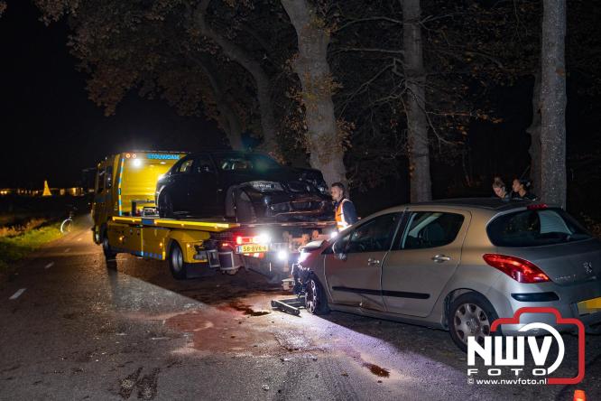 Botsing op de Hoge Enk: bestuurder nagekeken door ambulancepersoneel - © NWVFoto.nl