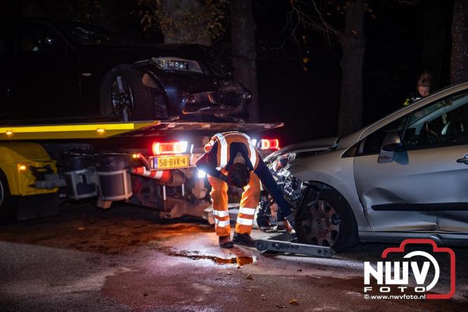 Botsing op de Hoge Enk: bestuurder nagekeken door ambulancepersoneel - © NWVFoto.nl