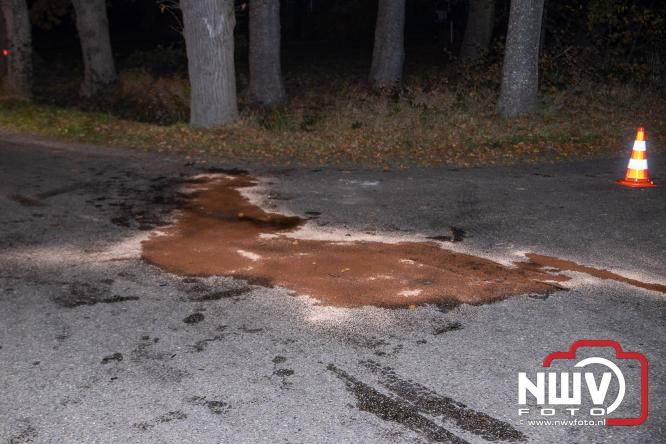 Botsing op de Hoge Enk: bestuurder nagekeken door ambulancepersoneel - © NWVFoto.nl