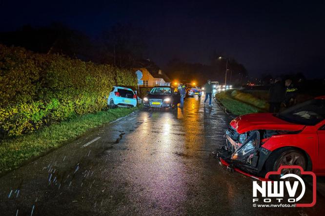 Aanrijding op Gerichtenweg in Elburg: weg tijdelijk afgesloten bestuurder onderzocht in ambulance. - © NWVFoto.nl