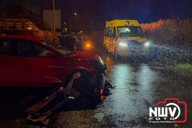 Aanrijding op Gerichtenweg in Elburg: weg tijdelijk afgesloten bestuurder onderzocht in ambulance. - © NWVFoto.nl