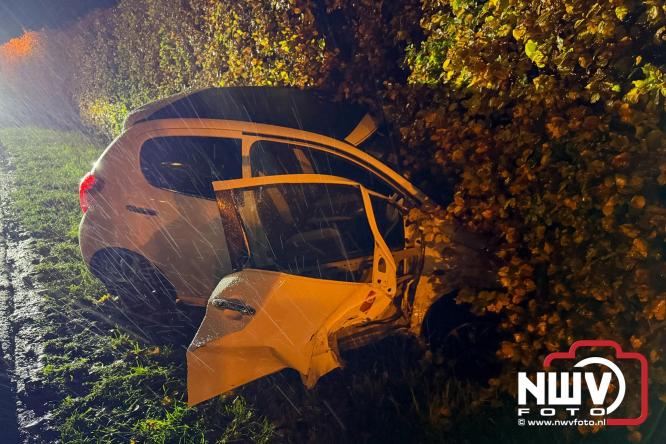 Aanrijding op Gerichtenweg in Elburg: weg tijdelijk afgesloten bestuurder onderzocht in ambulance. - © NWVFoto.nl