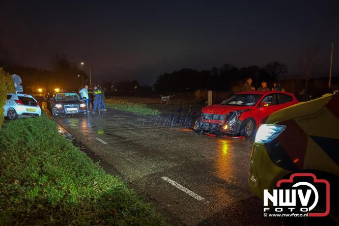 Aanrijding op Gerichtenweg in Elburg: weg tijdelijk afgesloten bestuurder onderzocht in ambulance. - © NWVFoto.nl