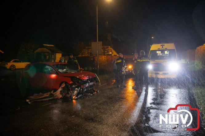 Aanrijding op Gerichtenweg in Elburg: weg tijdelijk afgesloten bestuurder onderzocht in ambulance. - © NWVFoto.nl