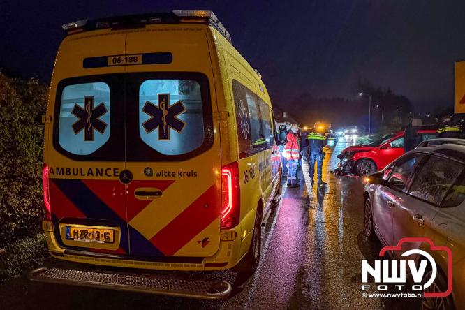 Aanrijding op Gerichtenweg in Elburg: weg tijdelijk afgesloten bestuurder onderzocht in ambulance. - © NWVFoto.nl