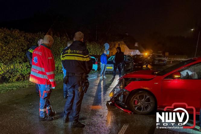 Aanrijding op Gerichtenweg in Elburg: weg tijdelijk afgesloten bestuurder onderzocht in ambulance. - © NWVFoto.nl
