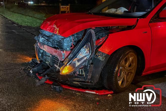 Aanrijding op Gerichtenweg in Elburg: weg tijdelijk afgesloten bestuurder onderzocht in ambulance. - © NWVFoto.nl