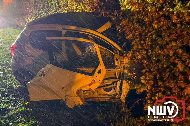 Aanrijding op Gerichtenweg in Elburg: weg tijdelijk afgesloten bestuurder onderzocht in ambulance. - © NWVFoto.nl