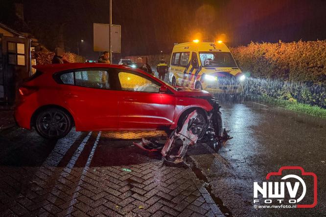 Aanrijding op Gerichtenweg in Elburg: weg tijdelijk afgesloten bestuurder onderzocht in ambulance. - © NWVFoto.nl