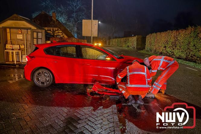 Aanrijding op Gerichtenweg in Elburg: weg tijdelijk afgesloten bestuurder onderzocht in ambulance. - © NWVFoto.nl