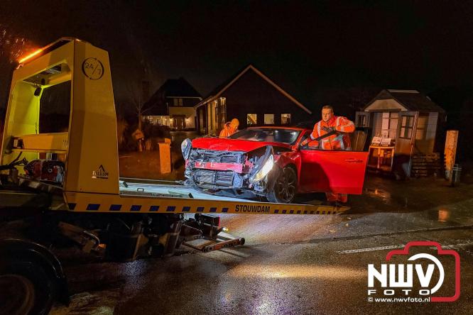 Aanrijding op Gerichtenweg in Elburg: weg tijdelijk afgesloten bestuurder onderzocht in ambulance. - © NWVFoto.nl