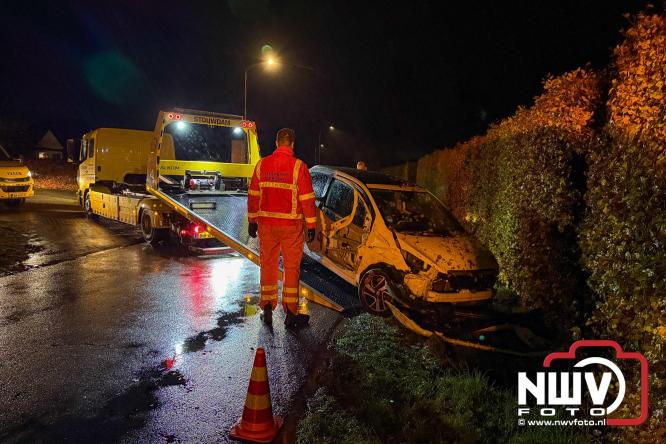 Aanrijding op Gerichtenweg in Elburg: weg tijdelijk afgesloten bestuurder onderzocht in ambulance. - © NWVFoto.nl