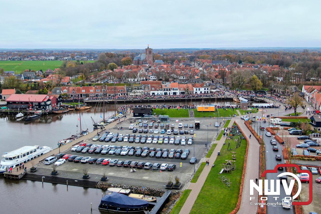 Grote drukte rond de haven in Elburg: Sinterklaas warm onthaald door talloze kinderen. - © NWVFoto.nl