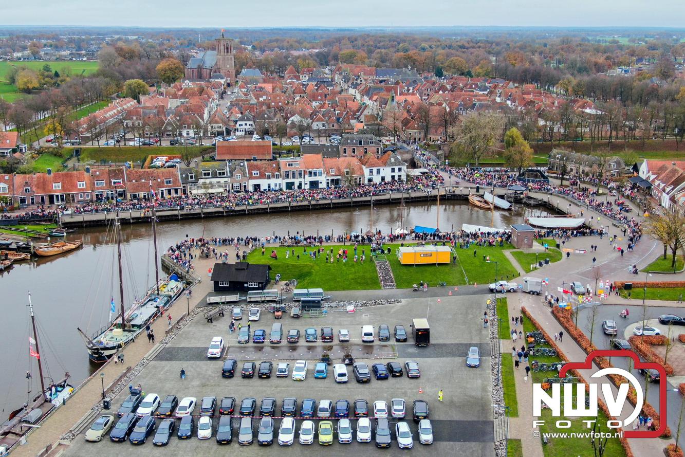 Grote drukte rond de haven in Elburg: Sinterklaas warm onthaald door talloze kinderen. - © NWVFoto.nl