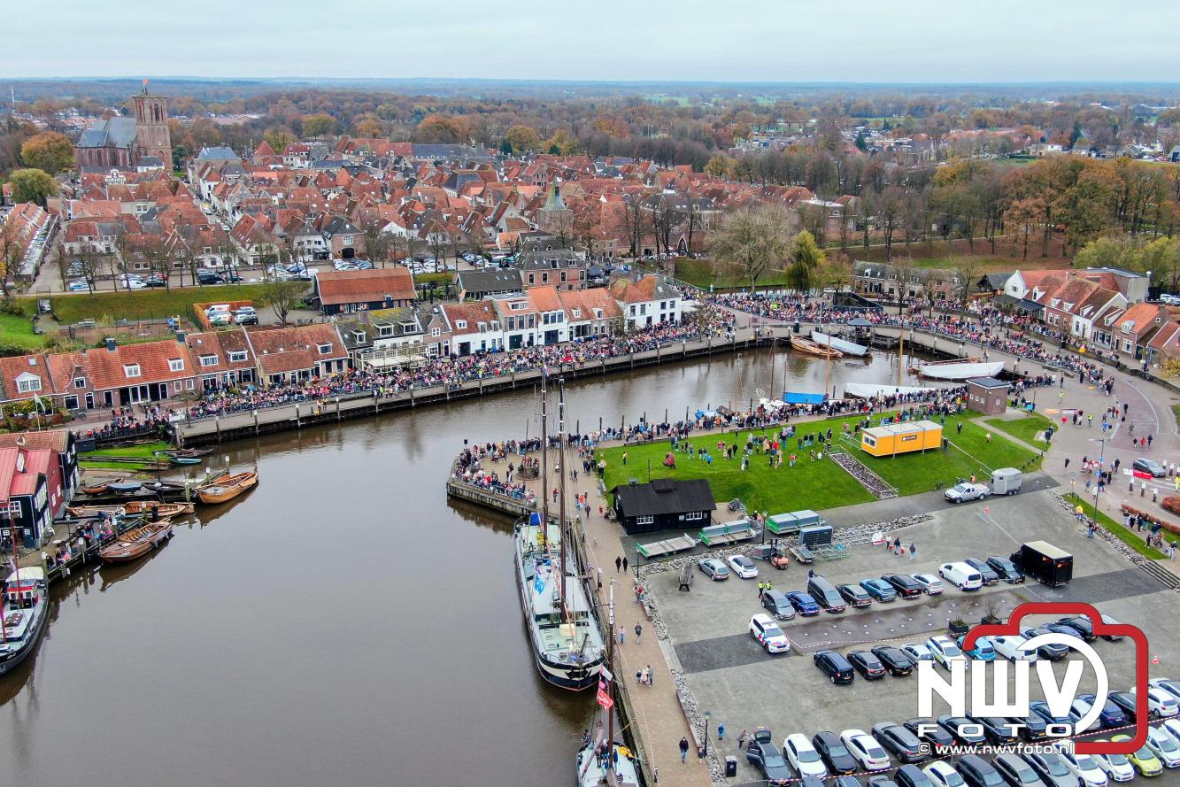 Grote drukte rond de haven in Elburg: Sinterklaas warm onthaald door talloze kinderen. - © NWVFoto.nl