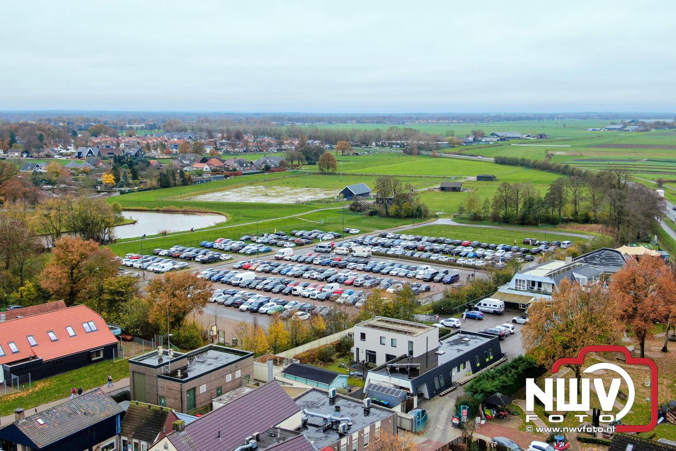 Grote drukte rond de haven in Elburg: Sinterklaas warm onthaald door talloze kinderen. - © NWVFoto.nl