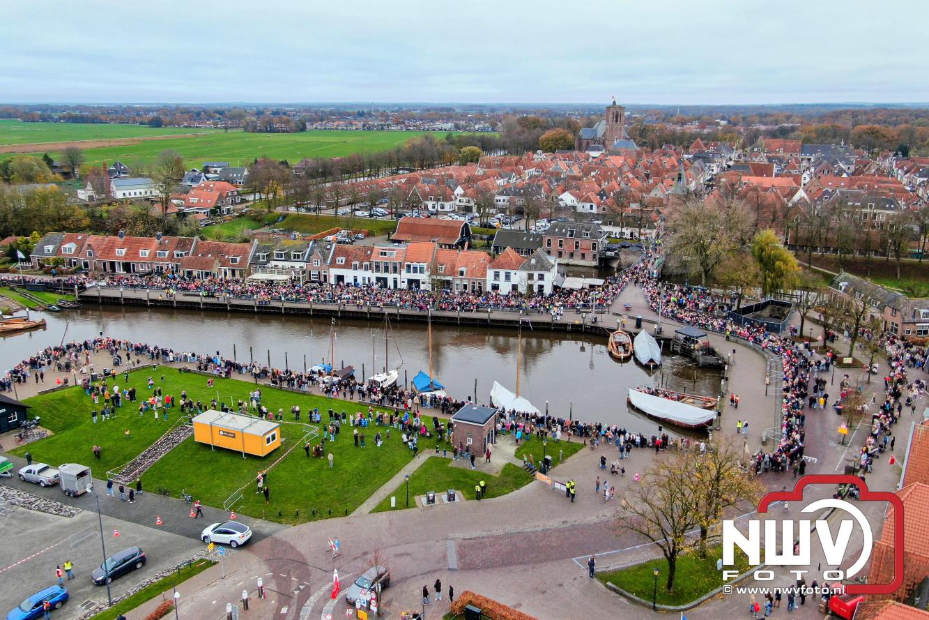 Grote drukte rond de haven in Elburg: Sinterklaas warm onthaald door talloze kinderen. - © NWVFoto.nl