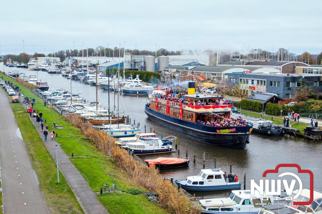 Grote drukte rond de haven in Elburg: Sinterklaas warm onthaald door talloze kinderen. - © NWVFoto.nl