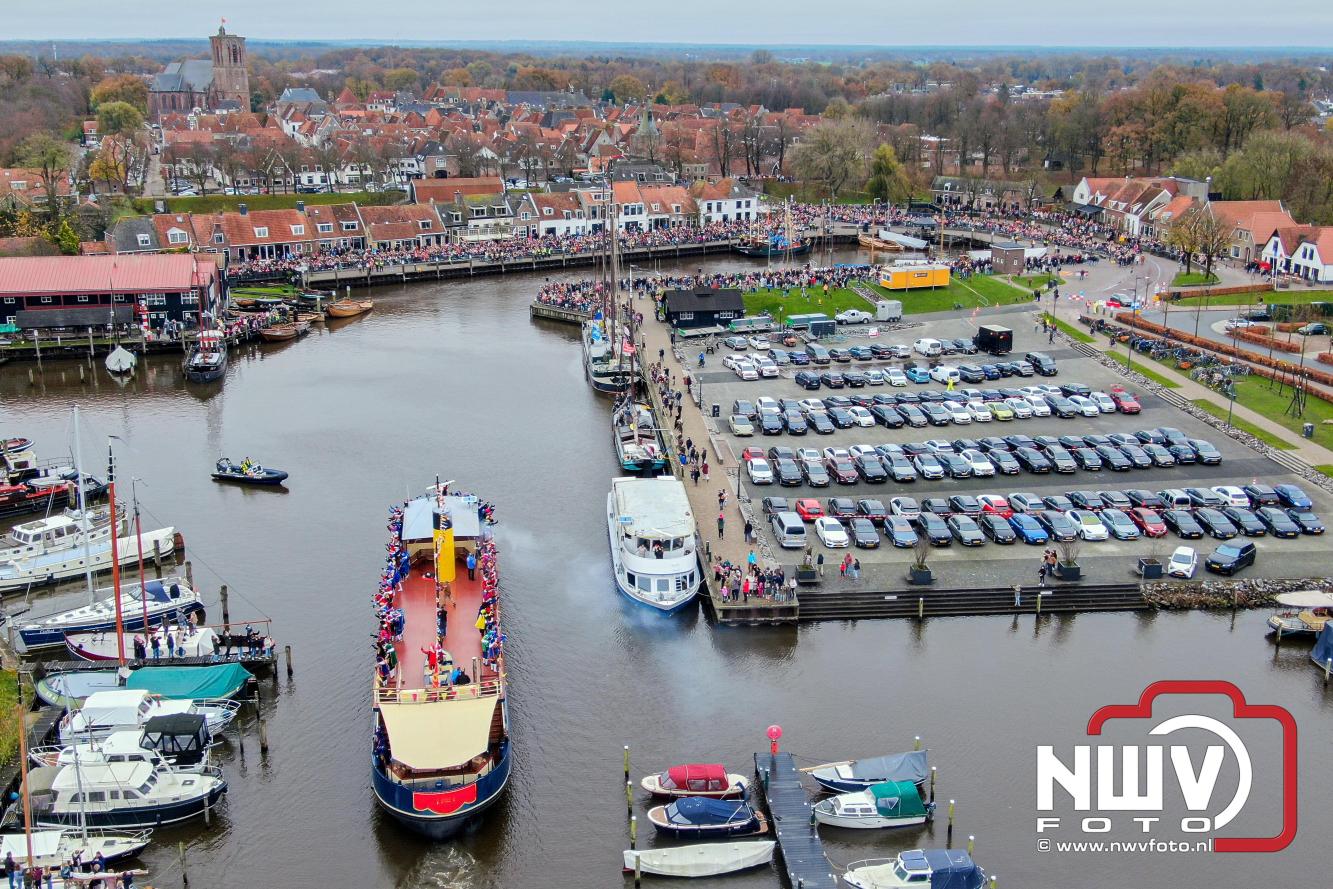 Grote drukte rond de haven in Elburg: Sinterklaas warm onthaald door talloze kinderen. - © NWVFoto.nl