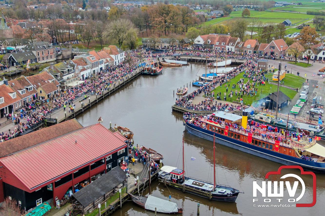 Grote drukte rond de haven in Elburg: Sinterklaas warm onthaald door talloze kinderen. - © NWVFoto.nl