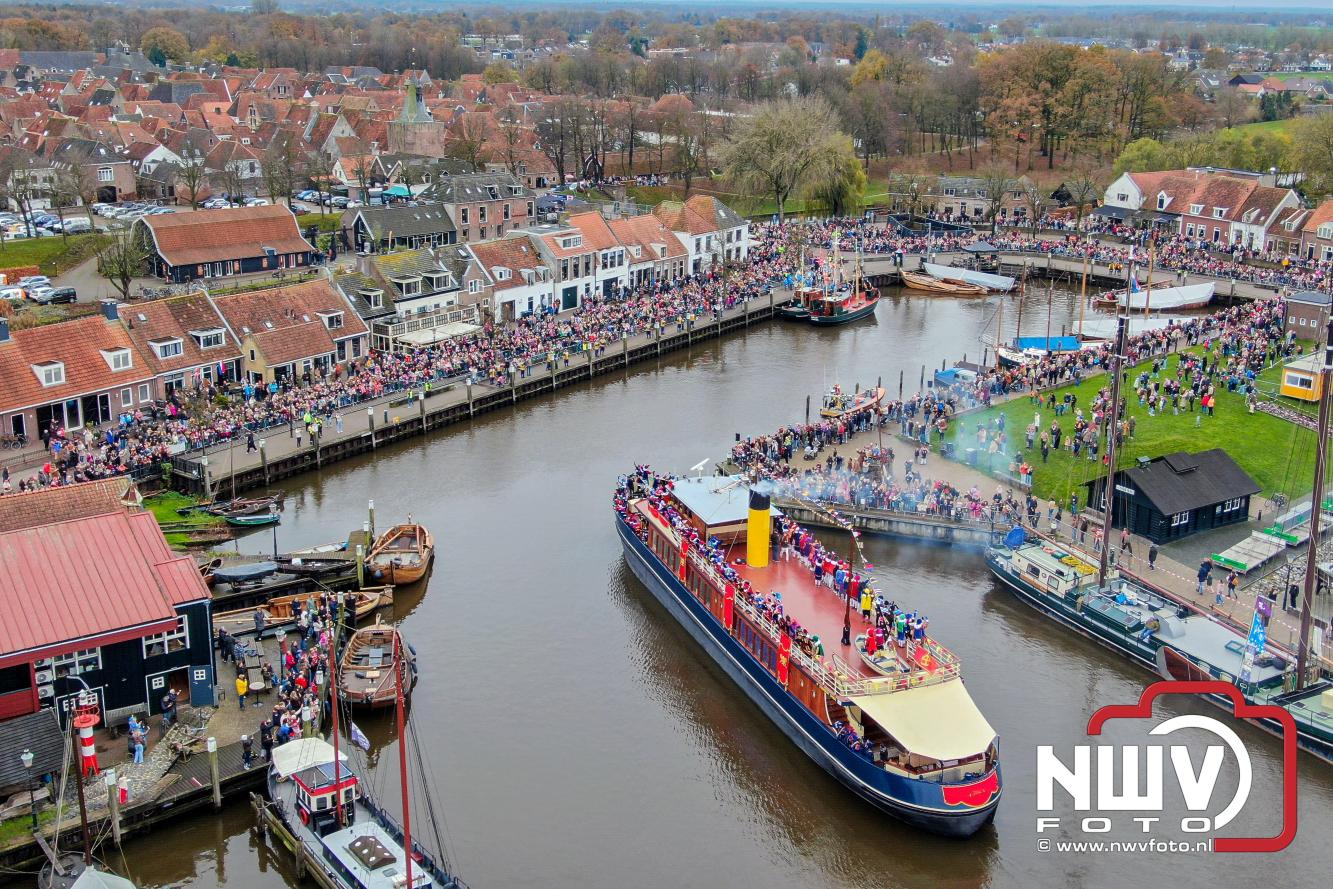 Grote drukte rond de haven in Elburg: Sinterklaas warm onthaald door talloze kinderen. - © NWVFoto.nl