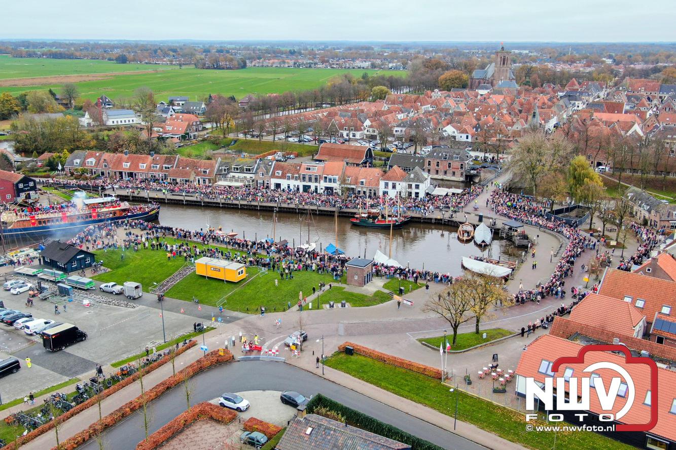 Grote drukte rond de haven in Elburg: Sinterklaas warm onthaald door talloze kinderen. - © NWVFoto.nl
